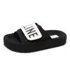 Chinelos femininos de sola grossa para o verão, novos, com velcro, sensação de "merda" (informal), chinelo de uma tira, bico aberto, sandálias de praia, atacado