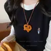 ¡¡¡Súper lindo!!! Collar Colgante Perro Globo M&M Rojo para Mujer, Nuevo Accesorio de Cadena para Suéter de Alta Gama Otoño e Invierno 2025