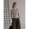 AUDIST T-shirt Feminina Cor Aveia Francesa Gola V Cruzada Manga Longa Outono 2026 Camada Interna Roupa Externa Temperamento Top Pequeno