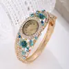 2025 Novo Estilo Coreano Feminino Relógio Britânico de Diamante Flor Decorativa Pulseira de Liga Relógio Feminino Pronta Entrega Atacado