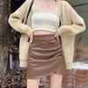 Saia Curta Feminina de Couro PU Plissada Assimétrica Estilo Hot Girl Outono/Inverno 2023 Nova Cintura Alta Efeito Emagrecedor Linha A Justa ao Corpo