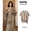 Conjunto de jaqueta cor de café e vestido de malha preto de manga longa para mulheres, novo estilo Outono 2026, conjunto completo