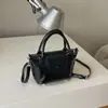 Elegante Bolso Pequeño de Nicho Plateado 2026 Nuevo Bolso Cruzado Informal Estilo Coreano Bolso Cubo ins Bolso de Hombro Único y de Mano
