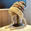 2025 Novo Chapéu de Lã Tricotado Estilo Étnico Xadrez Pequeno com Proteção para Orelhas para Mulheres Inverno Forrado com Fleece Quente Chapéu de Lã com Borla