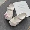 Sapatilhas de Ballet Perfuradas Femininas 2026 Verão Novo Antiderrapante Para Uso Externo Sola Macia Confortáveis Sapatos de Yoga Mary Jane Sandálias de Praia