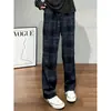 Pantalones a cuadros tie-dye estilo retro americano azul marino para hombre, pantalones de otoño de pierna recta acampanada con un look deportivo casual que estiliza.
