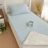 Nuevo modelo de verano, juego de tres piezas de cubierta de cama tipo piel de hielo pequeña para cama individual de dormitorio estudiantil, lavable a máquina, alfombrilla suave con aire acondicionado para verano