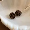 Pendientes redondos retro con estampado de leopardo flocado, modernos y versátiles para el uso diario, con un toque de lujo y un diseño sofisticado, un estilo único y de nicho