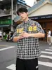 Camisa de Manga Corta con Bordado de Letras a Cuadros Manchada de Tinta para Hombre, Nuevo Top Casual Holgado Estilo Hip-Hop Streetwear para Mujer