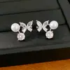 Aretes de clip de perla con mariposa tachonados de circonia para mujeres sin perforaciones, aretes exquisitos y versátiles con un toque de lujo ligero y alta gama, venta al por mayor