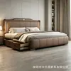 Quarto principal de luxo leve em estilo italiano, cama de casal, cama estofada na cor creme, cama de couro minimalista moderna, cama com baú a ar, cama de casamento