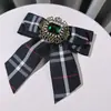 Estilo College Britânico Retro Xadrez Gravata Borboleta Unissex Strass Decorado Colarinho de Camisa JK Acessório