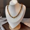 Collar Transfronterizo de Piedra Ojo de Tigre Vintage Color Café Acero de Titanio No se Desvanece para Mujer Joyería de Cadena para Suéter Otoño e Invierno Lujo Ligero Nicho Perla