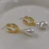 Pendientes de perlas irregulares de forma lisa dorada, pendientes de temperamento francés versátiles, pendientes de diseño de moda nicho