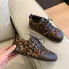 Zapatos Deportivos Casuales de Cuero Suave con Tacón Oculto Estilo Retro Mate Versátiles para Mujer Estilo Coreano con Cordones Zapatos de Tabla Zapatos de Entrenamiento Alemanes Estampado de Leopardo Moda