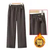 Outono e Inverno 2025 Roupa para Mãe Calças Retas Engrossadas com Forro de Lã Calças Casuais Cintura Elástica Calças Femininas Novo Estilo para Mulheres de Meia-Idade e Idosas