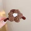 Novos prendedores de cabelo de pelúcia 2026 para mulheres, apresentando um design de luxo leve e sofisticado, acessórios de cabelo versáteis estilo coreano e presilhas bico de pato da moda para outono e inverno