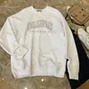 Moletom de Lã com Gola Redonda Estilo Coreano Outono e Inverno para Mulheres, Novo Design Solto com Estampa de Letras, Peça Superior Grossa Versátil com Forro de Lã