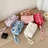 Bolsa de maquillaje de felpa con forma de corazón estilo ins bolsa de mano para viajes al aire libre bolsa de almacenamiento de gran capacidad para niñas bolsa de aseo portátil