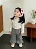 Conjunto de Bebé Estilo Coreano para Principios de Primavera 2026 Moda Primaveral para Niñas Camisa Básica Floral Versátil Pantalones Acampanados de Moda para Bebé