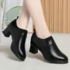 Sapatos femininos estilo britânico de couro robusto com salto médio, novidade verão 2026, versáteis, sola macia, confortáveis, modernos, sapatos para mães