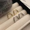 Pendientes de Clip Geométricos Metálicos Retorcidos Estilo Caliente 2025 Accesorios de Estilo Moderno Genial Diseño de Nicho Adecuados para la Ropa de Trabajo Diaria