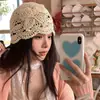 Gorro de Punto Tejido a Mano Estilo Retro con Flores Caladas para Mujer Otoño Borla de Perlas Gorro de Punto Delgado Estilo Étnico