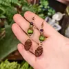 Estilo palacio nacional retro, cuentas colgantes, viento Maillard, nicho, bosque, viento exótico, planta, fruta seca, cuentas de madera verde, aretes