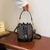 Fornecimento Direto da Fábrica Óculos de Leitura Bolsa Tipo Balde com Fechamento de Cordão Pequeno Urso Charme Bolsa de Mão Versátil Bolsa de Ombro Bolsa Transversal Bolsa Feminina Atacado