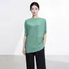 Blusa plissada estilo Miyake, item quente do verão, corte solto irregular, design de manga média emagrecedor, camiseta simples e versátil