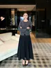 Maven Lin, un suéter 100% lana simple y cómodo con cuello redondo y mangas superpuestas, que presenta un elegante diseño de abertura