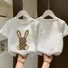 Camiseta de manga corta para niña 2026 nuevo estilo ropa de verano para niños top de dibujos animados elegante para niños mayores y pequeños camiseta base de algodón puro