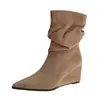 Botines de nuevo estilo con punta fina, tacón de cuña y efecto adelgazante, con un diseño plisado, perfectos para mujeres bajitas, con un look chic francés y moderno para el otoño de 2026