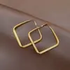 Pendientes retro de lujo ligero dorados estilo Hong Kong para mujer 2025 nuevo estilo popular aros de oreja de alta gama diseño de nicho pendientes de metal