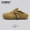 Ilustración Global Zapatos Birkenstock para Hombre 2026 Nueva Moda de Primavera Zapatos Cerrados de Punta Medias Zapatillas sin Cordones Estilo Old Money