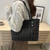 Bolsa de Tricô Xadrez de Grande Capacidade Feminina 2025 Bolsa de Mão com Textura Explosiva para o Dia a Dia Versátil Bolsa de Mão Tote Tendência