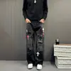 Calça jeans masculina de corte reto, folgada, com lavagem especial, alta qualidade e cores vibrantes, em couro sintético rasgado. Lançamento da coleção Primavera 2026.