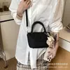 Bolso tipo cubo para el día a día en color crema para mujer 2026 Modelo Nuevo Bolso de un solo hombro cruzado Superficie suave Color sólido Moderno Sensación de alta gama