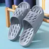 Pantuflas de ducha para baño para hombre, uso interior en casa en verano, a prueba de fugas, antideslizantes, diseño hueco, adecuadas para hoteles y dormitorios, también disponibles para mujeres