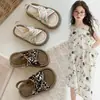 Pantuflas de punta abierta para niñas, nuevo estilo primavera-verano 2026, zapatos de princesa con lentejuelas para niñas, adecuados para usar en casa y al aire libre, elegantes y modernos para niños pequeños y bebés