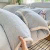 Juego de Cuatro Piezas de Terciopelo de Leche Tallado Clase A Nuevo Invierno 2025 Funda de Edredón Gruesa de Gama Alta Sábana de Cama de Terciopelo Coral Ropa de Cama 3