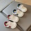 Otoño 2026 Nuevos Zapatos para Bebé Niños Niñas Tenis para Niños Pequeños Suela Suave Antideslizantes Zapatos de Entrenamiento Alemanes Zapatos para Caminar para Bebés y Niños Pequeños