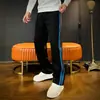 Calça casual masculina de outono, moderna, versátil, com caimento fluido, de alta qualidade, confortável, leve, luxuosa, slim fit, listrada, color block, perna reta