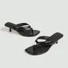 Chanclas de tacón alto transfronterizas europeas y americanas al por mayor para mujer, nuevo estilo de playa de verano con tacones finos, tacones altos, tira de dedo con perlas, sandalias elegantes
