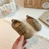 Birkenstocks Retro para Niños Suela Suave Doble Hebilla Niñas Pequeñas Antideslizantes Zapatos Pequeños de Piel Estilo Nuevo Primavera/Otoño 2026 Mocasines