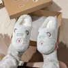 Lindas zapatillas de algodón con forma de oso para mujer, nueva colección otoño/invierno 2026, engrosadas y forradas de felpa para abrigar, zapatos de algodón de suela suave para usar en interiores, también disponibles para hombre