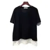 8182#(preço oficial) Nova camiseta feminina de 2025, gola V, bainha com aplicação de renda, modelagem solta, estilo two-piece falso, manga curta