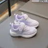 Novos Sapatos Infantis de Malha Dupla Primavera/Verão 2026 Sapatos Esportivos Leves e Respiráveis para Meninos Tênis Casuais com Velcro para Meninas