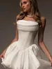 Vestido corto strapless tipo corsé de satén mate blanco puro con cintura marcada, escote strapless plegable y diseño de hombros descubiertos