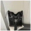 Bolsa de Mão Fashion Europeia e Americana com Rebites 2025, Nova Bolsa de Ombro Elegante com Laço, Bolsa Transversal Versátil da Moda